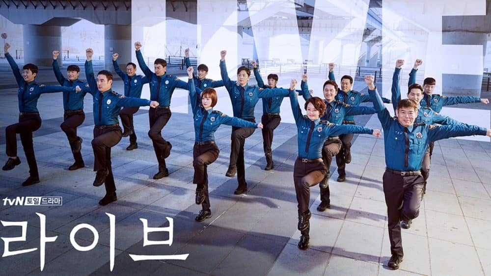 Read more about the article เรื่องย่อซีรีส์ Live สุขเคร้าเศร้า ชีวิตในเครื่องแบบ (2018)