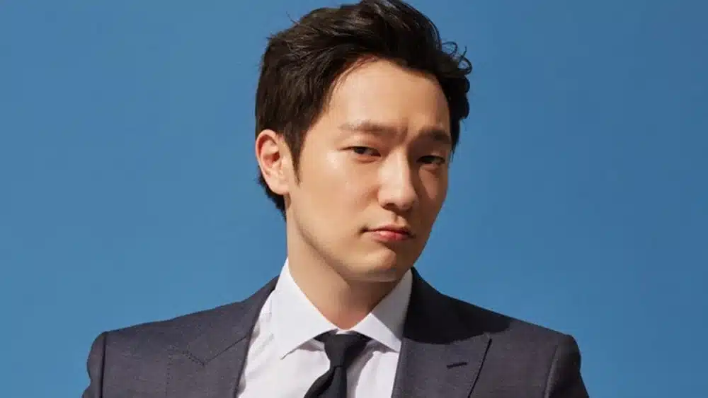Read more about the article 8 เรื่องน่ารู้ของซนซอกกู (Son Suk Ku) พร้อมประวัติและผลงาน