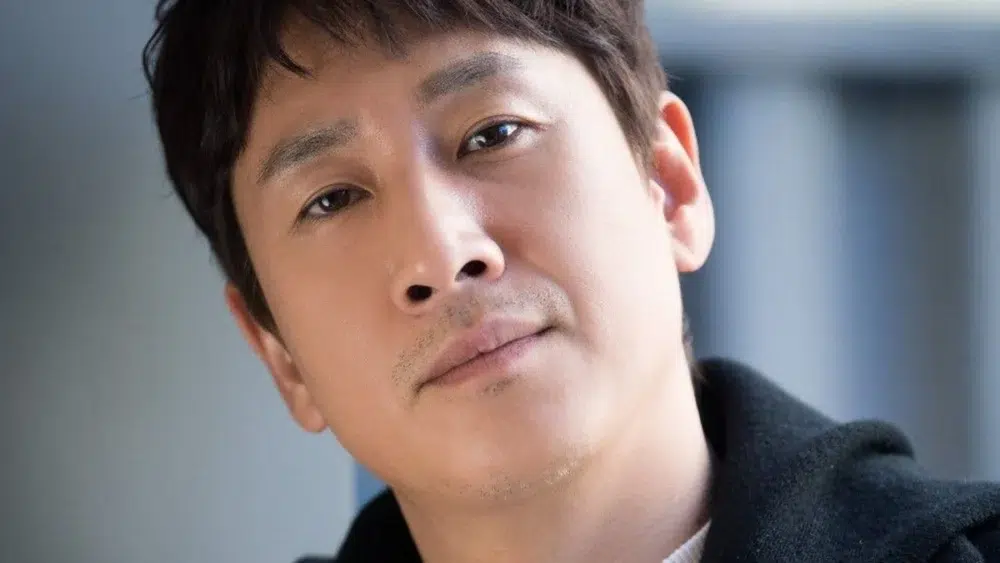 Read more about the article รู้จัก อีซอนกยุน (Lee Sun Kyun) พร้อมประวัติและผลงาน