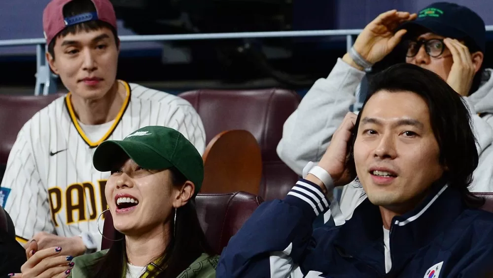 Read more about the article ซนเยจิน (Son Ye Jin) และ ฮยอนบิน (Hyun Bin) ไปชมเบสบอลพร้อมกับ อีดงอุค (Lee Dong Wook) และ กงยู (Gong Yoo) 