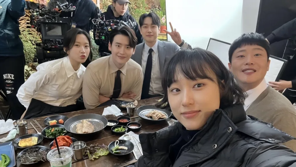 Read more about the article อุบัติเหตุของ อีจงซอก ที่เคยเกิดขึ้นในกองถ่าย ‘Law and the City’ เกือบทำให้การถ่ายทำต้องหยุดชะงัก!