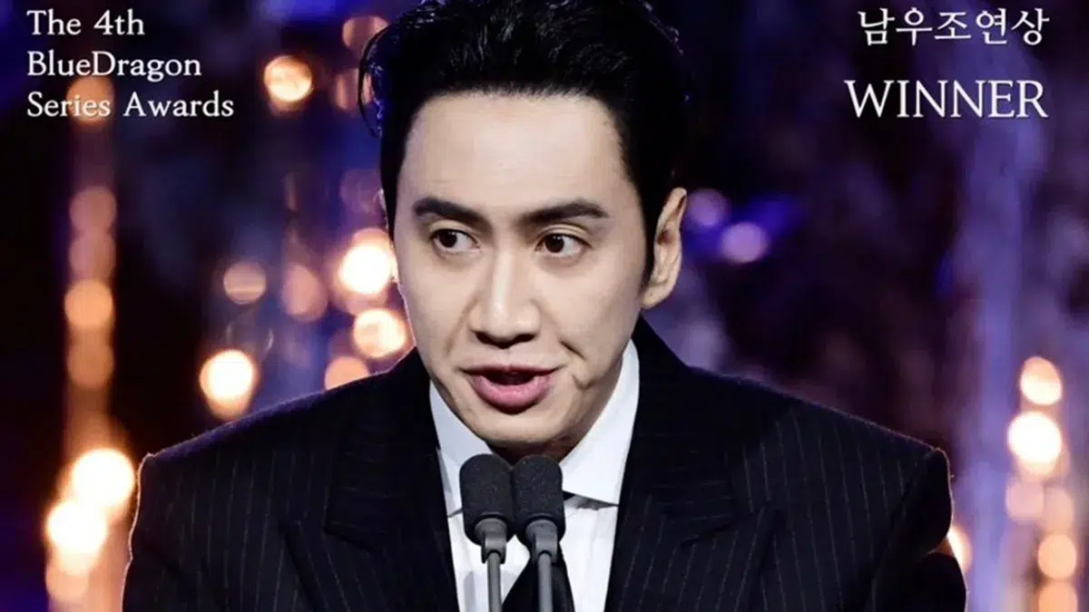 Read more about the article อีกวางซู ขึ้นรับรางวัลด้วยสุนทรพจน์สุดฮาที่งาน  Blue Dragon Series Awards ครั้งที่ 4