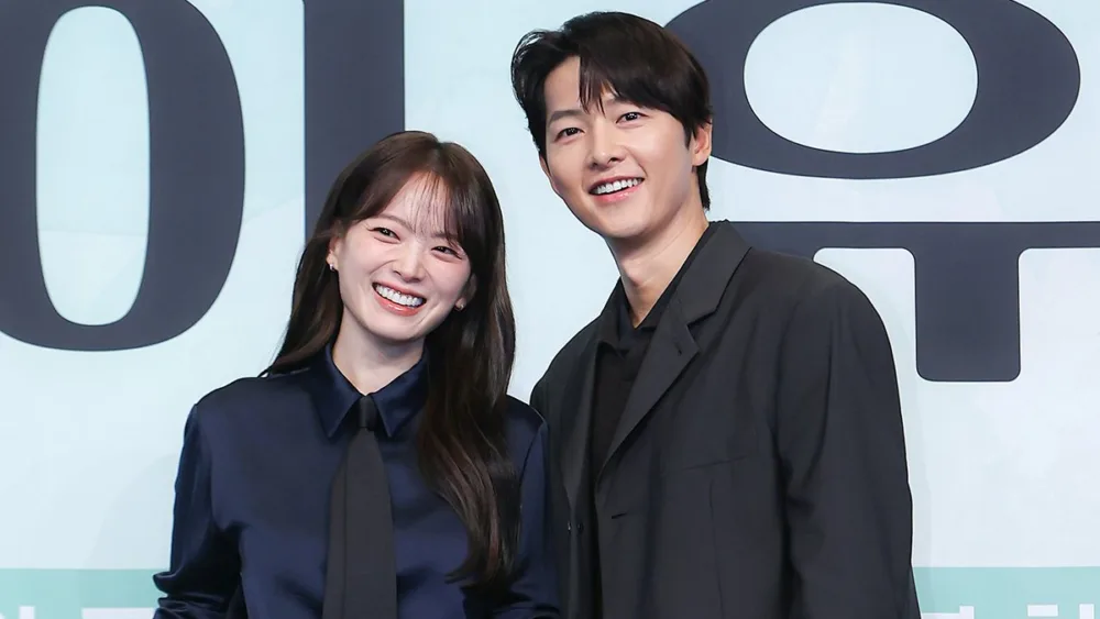 Read more about the article ซงจุงกิ (Song Joong Ki) และชอนอูฮี (Chun Woo Hee) เสิร์ฟเคมีและเมนูอาหารเกาหลีในรายการ ‘Naraesik’