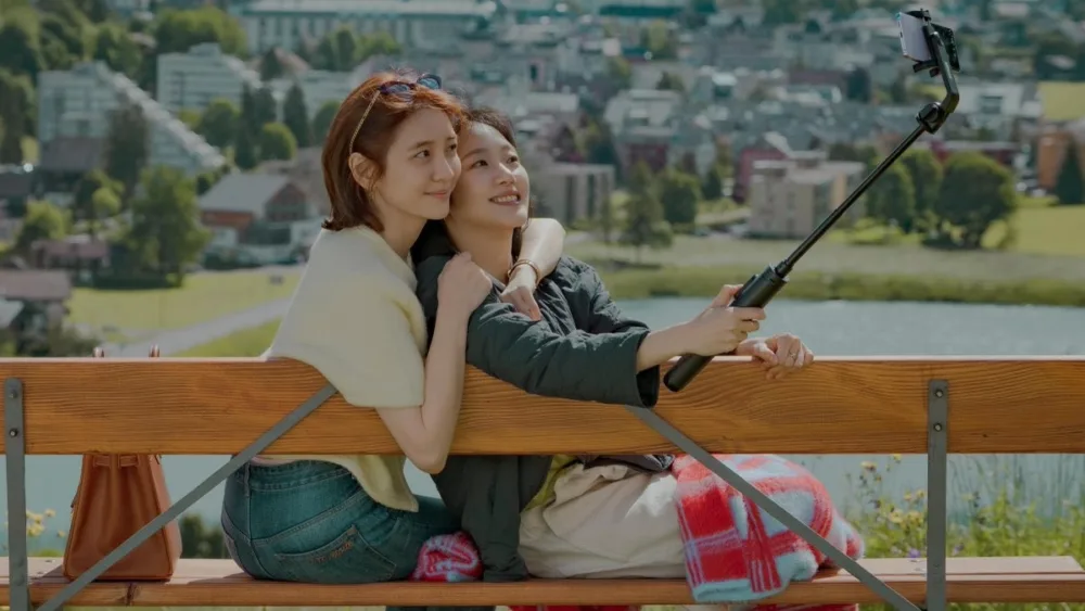 Read more about the article พัคจีฮยอน (Park Ji-hyun) จากซีรีส์ Netflix “You and Everything Else” น้ำตาคลอเมื่อพูดถึง คิมโกอึน (Kim Go-eun) : “เธอคือเสาหลักที่มั่นคงของฉัน”