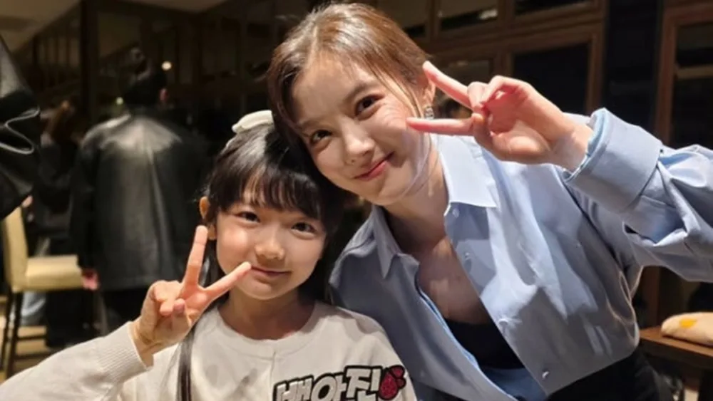 Read more about the article เรื่องราวอบอุ่นใจ คิมยูจอง (Kim Yoo Jung) หมั่นดูแลนักแสดงเด็กใน Dear X เพื่อปกป้องสภาพจิตใจ