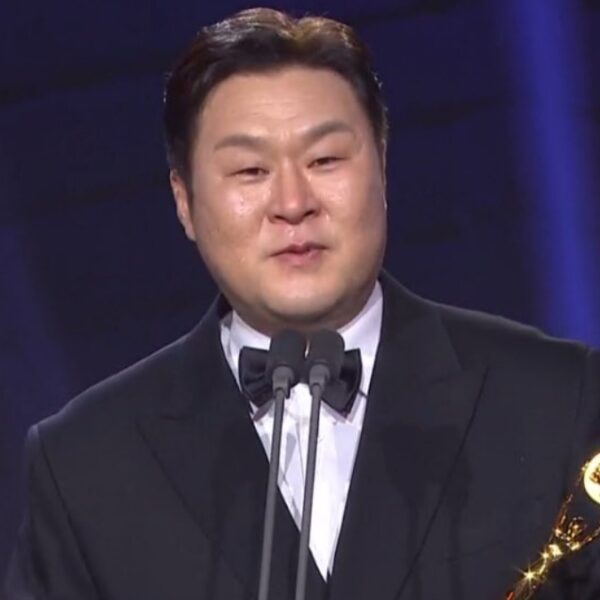 ยุนคยองโฮ กลั้นน้ำตาไม่อยู่ หลังคว้ารางวัลนักแสดงสมทบชายยอดเยี่ยม พร้อมเผยนึกว่าพิธีกรแค่พูดเล่น!